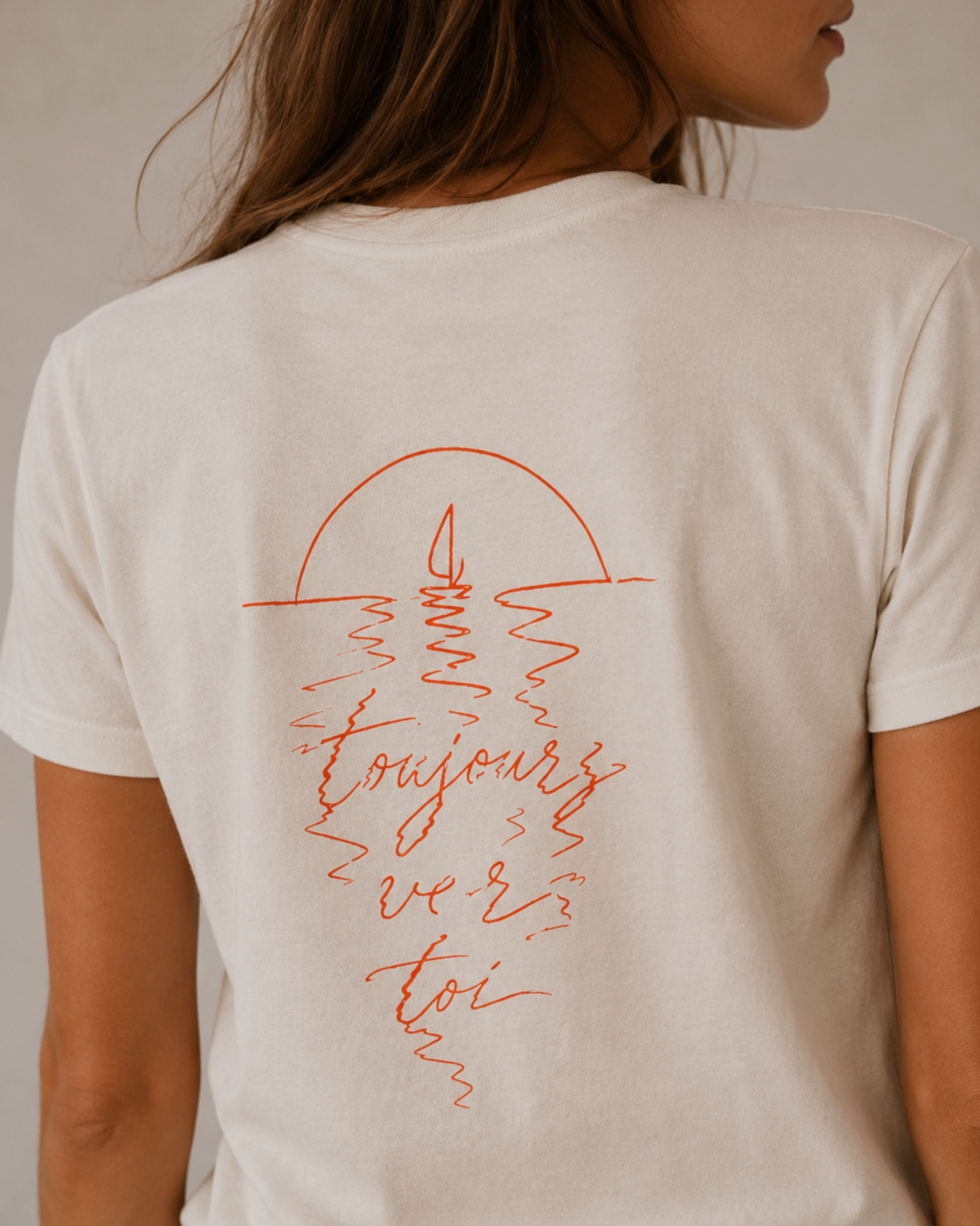 ack view of the Je Reviendrai tee in off-white. Coral illustration of a sailboat at sunset with the words toujours vers toi. L'Ame Sirène collection by muzee.